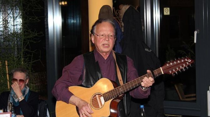 Mundart-Programm als Ausgleich zum Job: Helmut Eberhard Pfitzer war im Café Drehpunkt zu Gast.  FOTO: SCHEURER