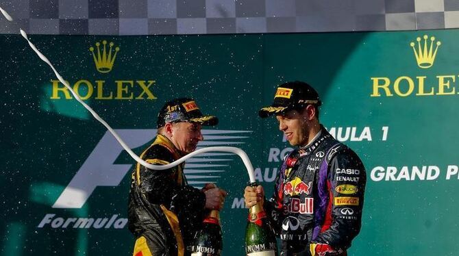 Kimi Räikkönen (l) und Sebastian Vettel bei der Siegerehrung in Melbourne. Foto: Diego Azubel