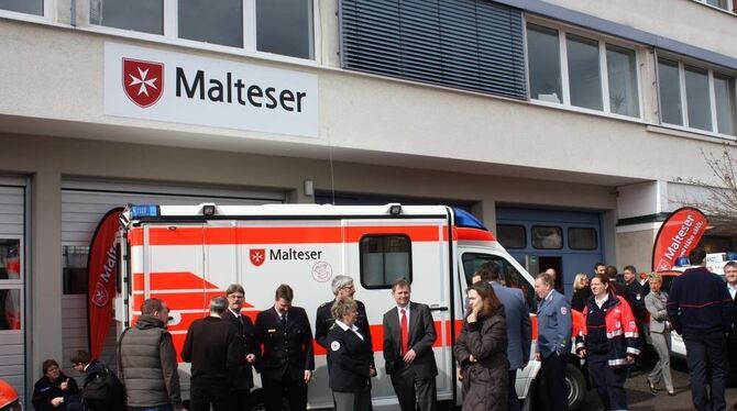 Im neuen Malteser-Zentrum in der Mittnachtstraße hat die katholische Hilfsorganisation ihre Kompetenzen gebündelt (großes Bild).