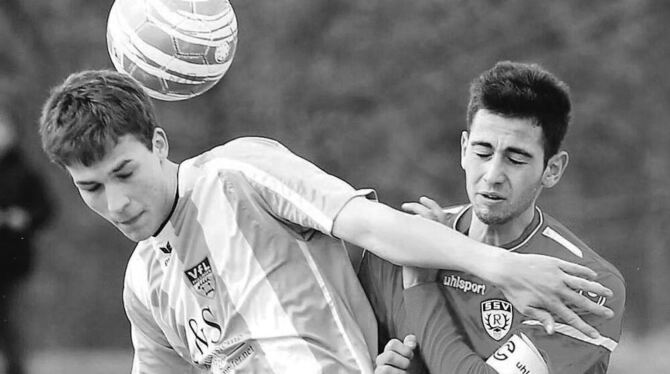 Der Reutlinger Kapitän Kevin Nicolaci (rechts, im Kopfballduell mit dem Pfullinger Tobias Hankiewicz) steuerte zwei Treffer zum