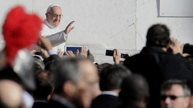 Papst Franziskus sucht die Nähe zu den Menschen. Distanziertes Gehabe ist ihm fremd. Das bringt im Vatikan nicht nur die Sicherheitsleute bisweilen zum Verzweifeln.