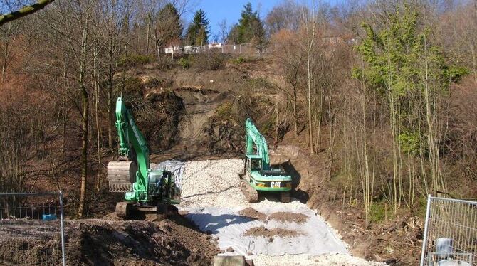 Zuerst muss alles runter: Von der Basis aus bauen die Bagger dann hangaufwärts das Gelände wieder auf. GEA-FOTO: BARAL