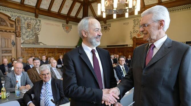 Überreichte dem wiedergewählten Landrat die Ernennungsurkunde und gratulierte: FWV-Fraktionschef Otwin Brucker (rechts) mit Thom