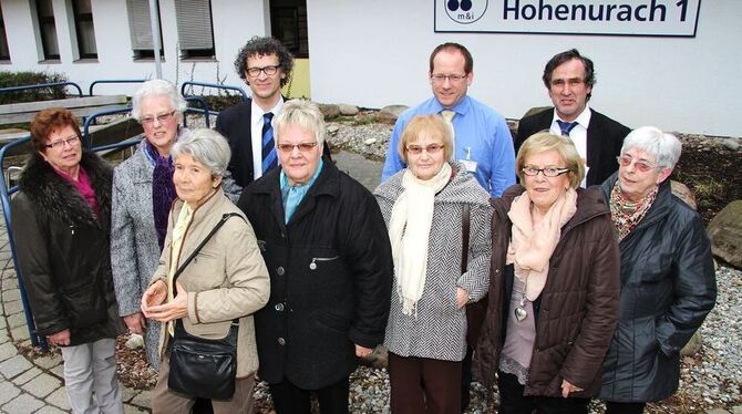 Der Geschäftsführer der Fachkliniken Uli Wüstner (hinten links), Jens Kantel (Leiter Patientenaufnahme) und Pfarrer Siegfried Fi