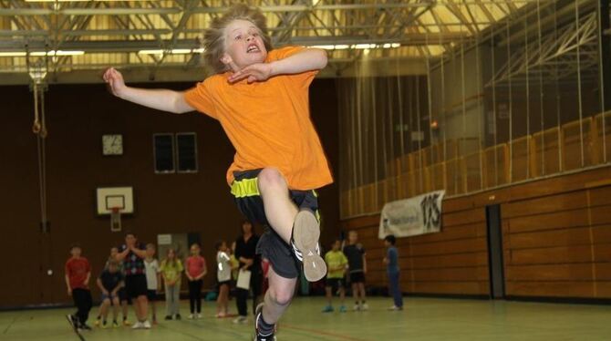 Anlauf, Absprung, Flug: Auch Weitsprung gehörte zu den drei Leichtathletik-Disziplinen bei der Talentiade in Mössingen.  GEA-FOT