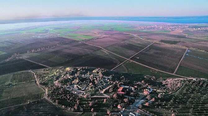 Troia mit Burghügel und Unterstadt, rechts die Dardanellen, vorn die Ägäis-Inseln Imbros und Samothrake. LUFTBILD: HAKAN OGE/TRO