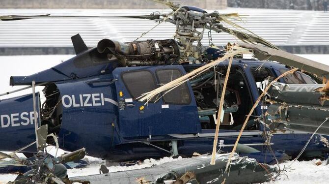 Das Wrack eines der verünglückten Hubschrauber der Bundespolizei liegt auf dem Maifeld am Olympiastadion in Berlin. Foto: Soe