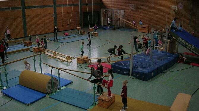 Schüler und Kindergartenkinder treiben gemeinsam Sport. FOTO: LALU