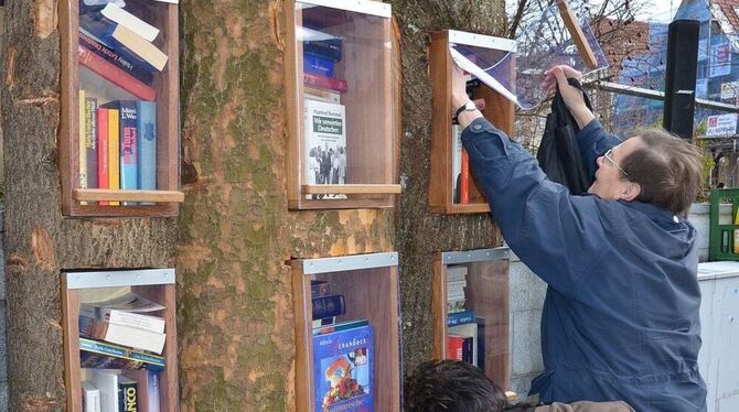 Ein ständiges Geben und Nehmen soll es sein: Der neue Bücherbaum auf dem Pfullinger Marktplatz war schon voll belegt, als er off