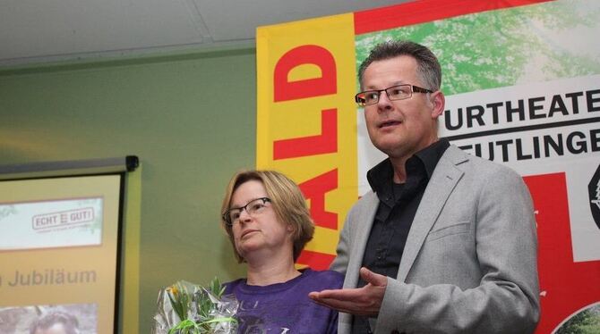 Bärbel Mauch und Rainer Kurze teilen sich seit zehn Jahren den Vorsitz beim Naturtheater Reutlingen.  FOTO: STRÖHLE