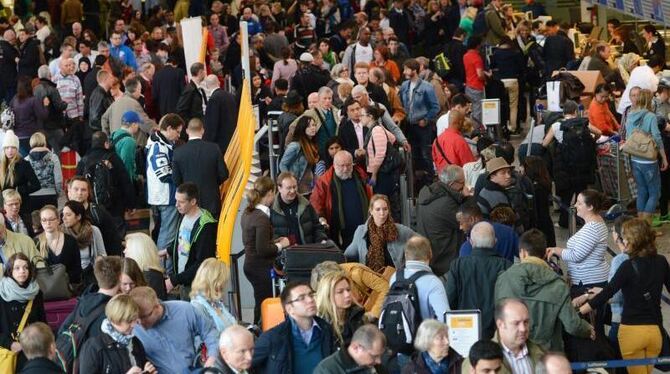 Reisende auf dem Frankfurter Flughafen: Über Ostern verzichtet die Gewerkschaft Verdi auf Warnstreiks. Foto: Arne Dedert