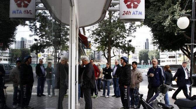 Schlange vor dem Geldautomaten einer geschlossenen Bank in Nikosia. Foto: Katia Christodoulou