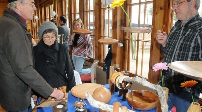 Ein Stand mit Sachen aus Holz beim Kunsthandwerkermarkt im Kurpark von Bad Sebastiansweiler. Im langen Winter blieb offenbar gen