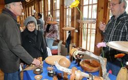 Ein Stand mit Sachen aus Holz beim Kunsthandwerkermarkt im Kurpark von Bad Sebastiansweiler. Im langen Winter blieb offenbar gen