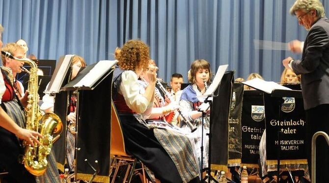 Mit festlicher Musik ging es los: Die Kapelle des Musikvereins Talheim führte beim Frühjahrskonzert musikalisch nach Wien und Ne