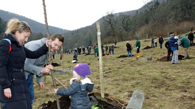 Beate Stasch und Markus Krutzek pflanzen zwei Bäumchen für Tochter Noel. FOTO: LPT