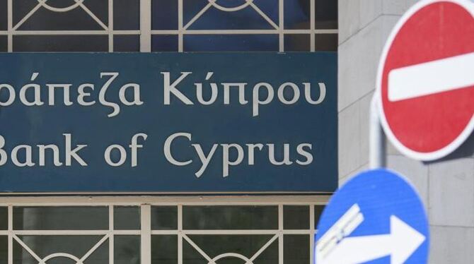 In der zyprischen Stadt Limassol ist die Tür der Bank of Cyprus geschlossen. Foto: Florian Schuh