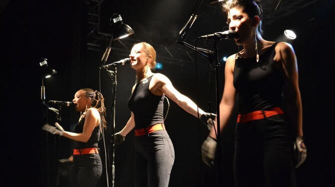 Schreibtischlampen an Mikrofonständern beleuchten die Frauenband Laing im franz.K. FOTO: CHATZINIKOLAOU