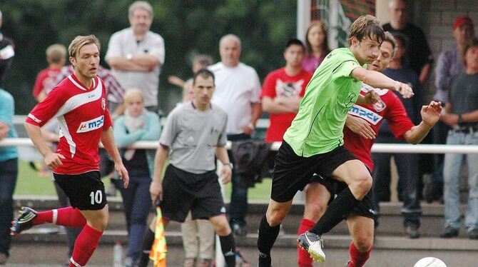 Liefert zurzeit starke Leistungen ab: SSV-Innenverteidiger Lukas Hartmann (grünes Trikot).  FOTO: BAUR