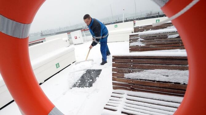 Die Schiffe der Weißen Flotte sind derzeit schneebedeckt.