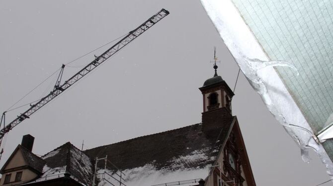 Da biegen sich die Eiszapfen. Das Metzinger Rathaus wird saniert, als Nächstes steigen die Handwerker dem Verwaltungssitz aufs D