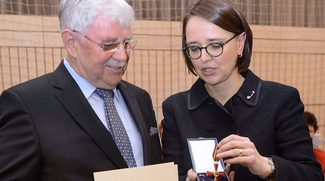 Annette Widmann-Mauz überreicht Werner Nill das Bundesverdienstkreuz. FOTO: TRINKHAUS