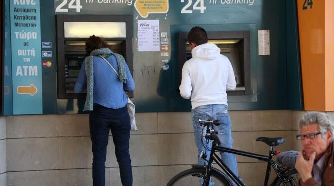 So lange es noch Geld gibt: Kunden der Bank of Cyprus am Geldautomaten. Foto: Katia Christodoulou