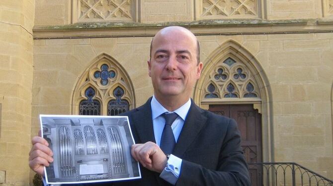 Besitzer der Weitenburg mit weiterem Besitz: Max-Richard Freiherr von Rassler vor seiner Schlosskirche mit einem Bild der Orgel