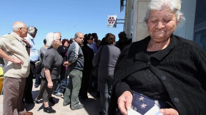 Zyprer stehen vor einer Bankfiliale in Nikoasia an. Foto: Katia Christodoulou