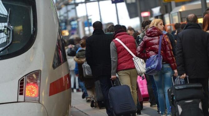 ICE-Reisende sollen in Zukunft während der Fahrt mehr Information und Unterhaltung bekommen können. Foto: Arne Dedert/Archiv