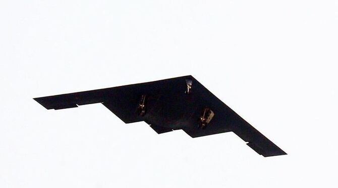 Ein B-2 Spirit stealth bomber der US-Armee überfliegt Südkoreanischer Territorium. Foto: Yonhap