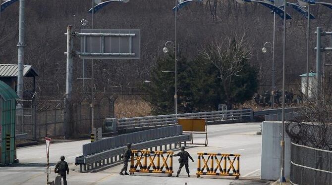 Bis gestern durften südkoreanische Pendler in den gemeinsamen Industriepark in Kaesong an der innerkoreanischen Grenze einrei