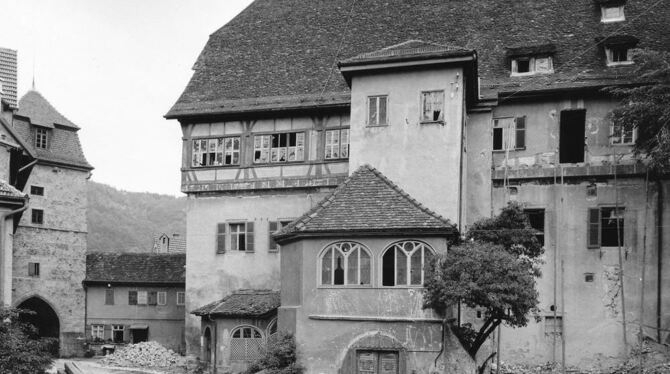 Uracher Residenzschlosses: Der einst desolate Zustand des Gebäudes lässt sich anhand einer Fotografie aus dem Jahre 1964 erahnen