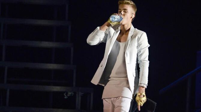 Vom vielen zu spät kommen ganz durstig: Justin Bieber. Foto: Caroline Seidel