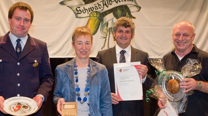 Geschenke zum Jubiläum (von links): Wolfgang Bauer (freiwillige Feuerwehr), Irene Schellhammer (Obst- und Gartenbauverein), Thom