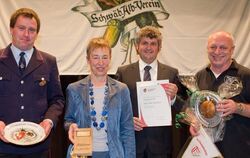 Geschenke zum Jubiläum (von links): Wolfgang Bauer (freiwillige Feuerwehr), Irene Schellhammer (Obst- und Gartenbauverein), Thom