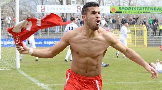 Oben ohne: SSV-Stürmer Tevfik Altindag riss sich nach seinem zweiten Tor das Trikot vom Leib.  GEA-FOTO: PACHER