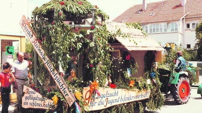 Bunt geschmückt zum Umzug: So machten die Geflügelzüchter in den 70er-/80er-Jahren auf ihr Hobby aufmerksam. FOTO: PR