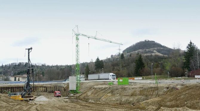 Die Baugrube für die Unterführung der B 312 in Höhe der Firma Schradin mit Blick auf die Achalm (im Hintergrund). In dem Bereich