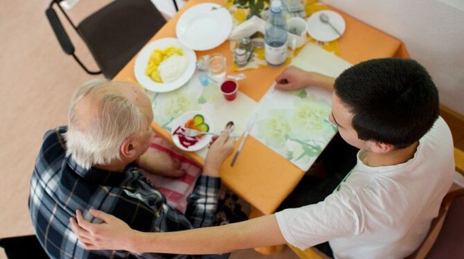 Die Förderung der ehrenamtlichen Hilfe für alte Menschen ist das Ziel des Paula-Projekts.  FOTO: DPA