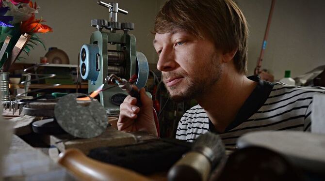 Der Zaubertrickerfinder Andreas Meinhardt tüftelt in Stuttgart in seiner Werkstatt. Zauberkünstler aus der ganzen Welt beauftrag