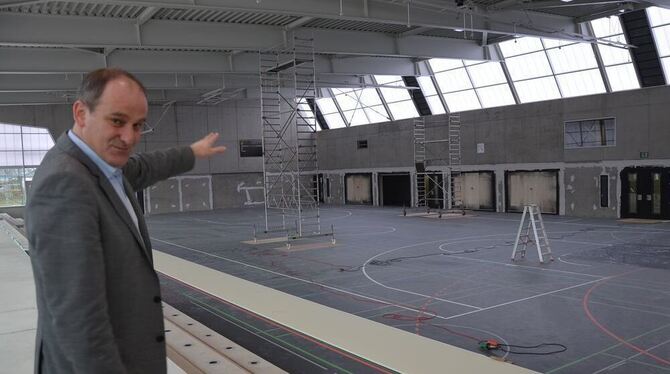 Bürgermeister Uwe Morgenstern ist stolz auf die neue Sporthalle: »Die ist dreimal so groß wie alle anderen Sonnenbühler Hallen«.