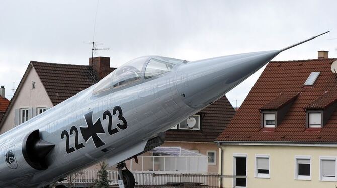 Ein altes Kampfflugzeug vom Typ Starfighter steht in Stuttgart auf dem Dach einer Firma. Das Flugzeug sorgt für einen Nachbarsch