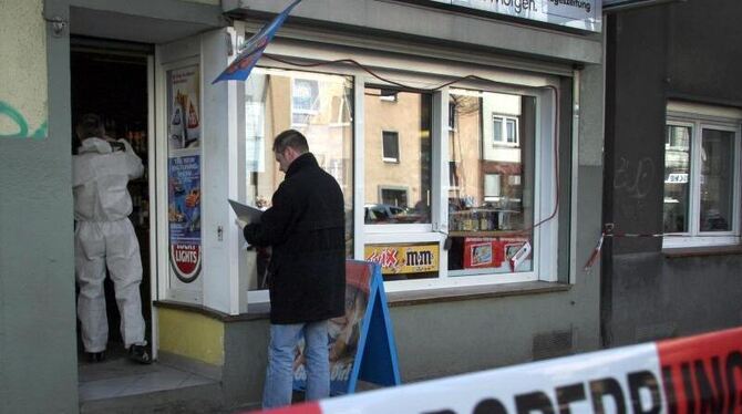 Polizeibeamte suchen nach dem Mord an Mehmet Kubasik in seinem Kiosk in Dortmund nach Spuren (Foto vom 04.04.2006). Foto: Nil