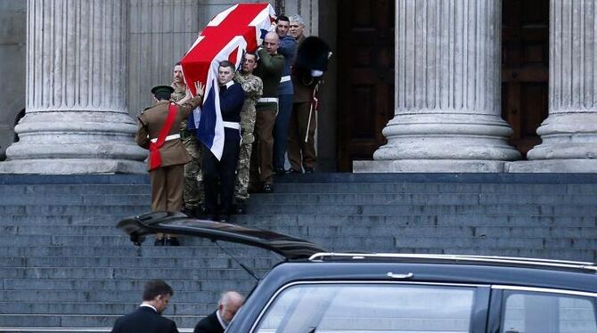 Generalprobe am frühen Morgen des 15. April: : Britische Soldaten tragen einen Sarg aus der St. Paul-Kathedrale. Foto: Kerim