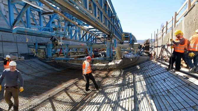 Die Baustelle am Südportal: Vorne bringt der Bagger den Einschnitt, in dem bald die beiden Tunnelröhren in offener Bauweise ents