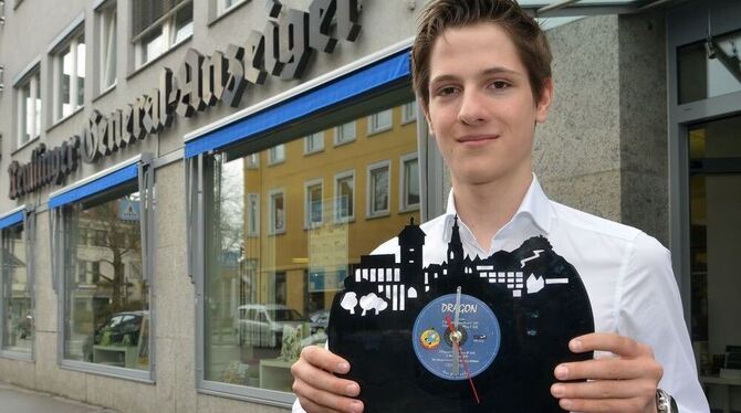 Geschäftsführer Nick Reiff mit der »Reutlingen-Uhr« vor dem GEA-Service-Center am Burgplatz. FOTO: NIETHAMMER