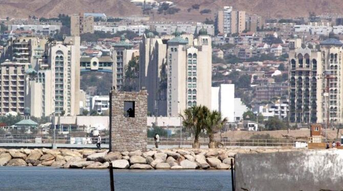 Blick aus dem jordanischen Akaba auf Eilat. DIe Berge im Hintergrund sind ägyptisches Staatsgebiet. Foto: Jim Hollander/Archi