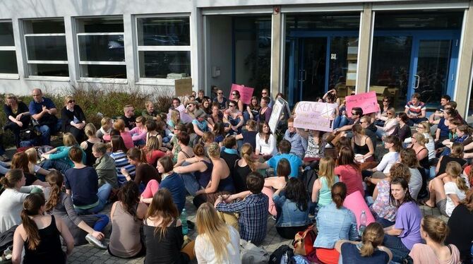 Drückten im Sitzstreik mit verschiedenen Plakaten ihren Unmut aus und verlangten Antworten auf offene Fragen: Studierende der So