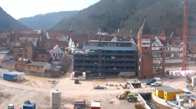 Der Blick auf das Groß-Quenzer-Areal vom Hirschseeweg aus. Die Bauleute arbeiten mit Hochdruck an den Einkaufsmärkten. Einige Fu